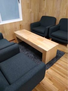 Sala de espera decorada con muebles de Tablero listonado fingerplay